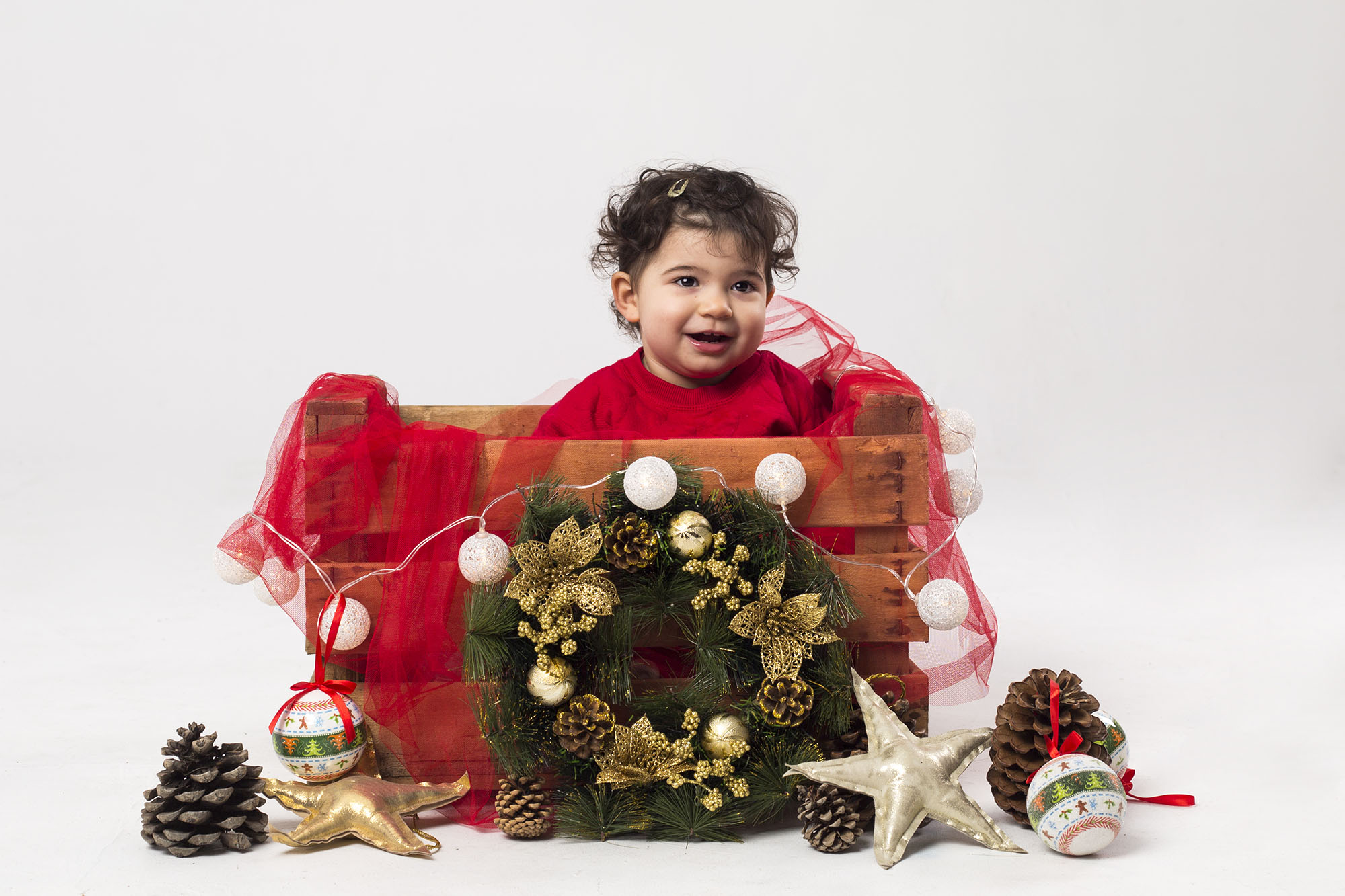 fotografia de niña con adornos de navidad
