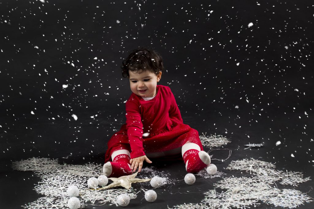 fotografia de niña con nieve