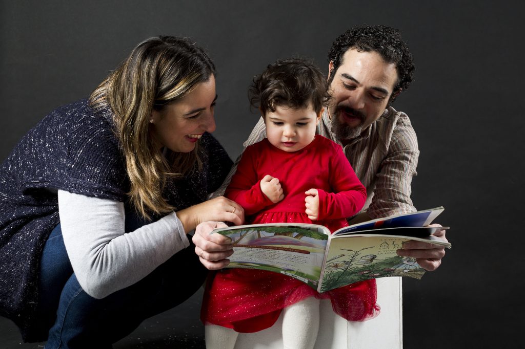 fotografia de familia leyendo